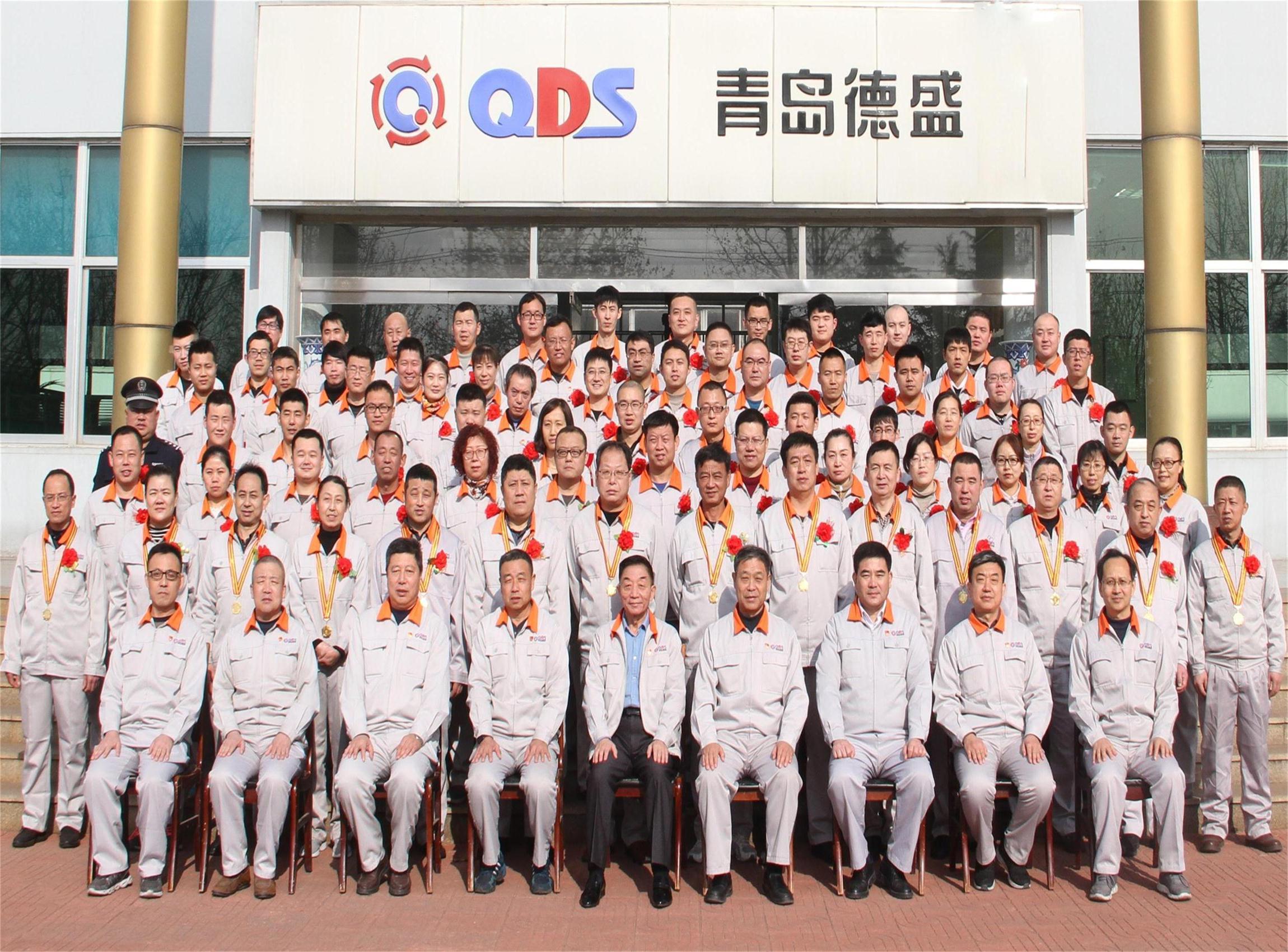 董事長(zhǎng)孫佩璋及全體高管與獲獎(jiǎng)員工、榮獲獎(jiǎng)牌員工合影